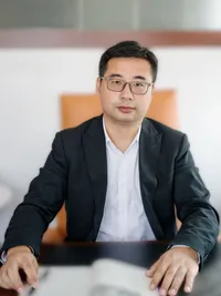 王刚 — 党委委员、副总经理